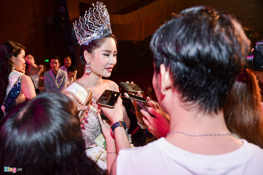 Sau đêm Chung kết, nhan sắc tân Hoa hậu trở thành chủ đề bàn tán của cư dân mạng Sau đêm Chung kết, nhan sắc tân Hoa hậu trở thành chủ đề bàn tán của cư dân mạng
