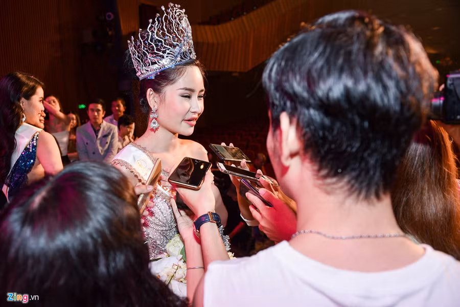 Sau đêm Chung kết, nhan sắc tân Hoa hậu trở thành chủ đề bàn tán của cư dân mạng