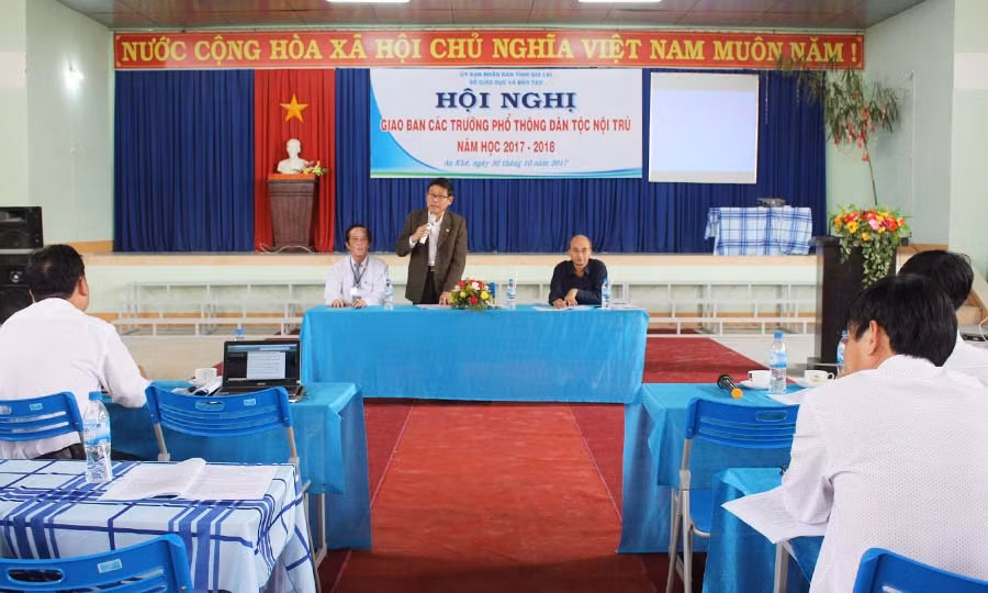 Ông Lê Duy Định-Phó Giám đốc Sở Giáo dục-Đào tạo chủ trì hội nghị. Ảnh: Nguyễn Giang Ông Lê Duy Định-Phó Giám đốc Sở Giáo dục-Đào tạo chủ trì hội nghị. Ảnh: Nguyễn Giang