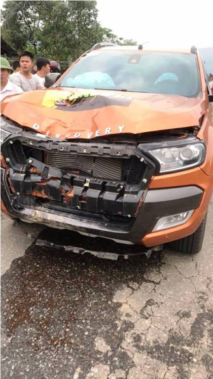 Sau khi gây tai nạn, tài xế xe ô tô đã tháo biển số, để xe lại rời khỏi hiện trường.