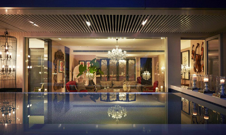 Khách sạn có 100 phòng, với 20 phòng theo chủ đề có sân thượng riêng với hồ bơi riêng.