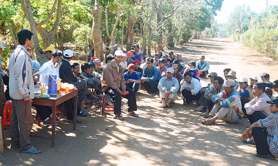  Tuyên truyền phổ biến pháp luật ở làng dân tộc thiểu số. Ảnh: L.T