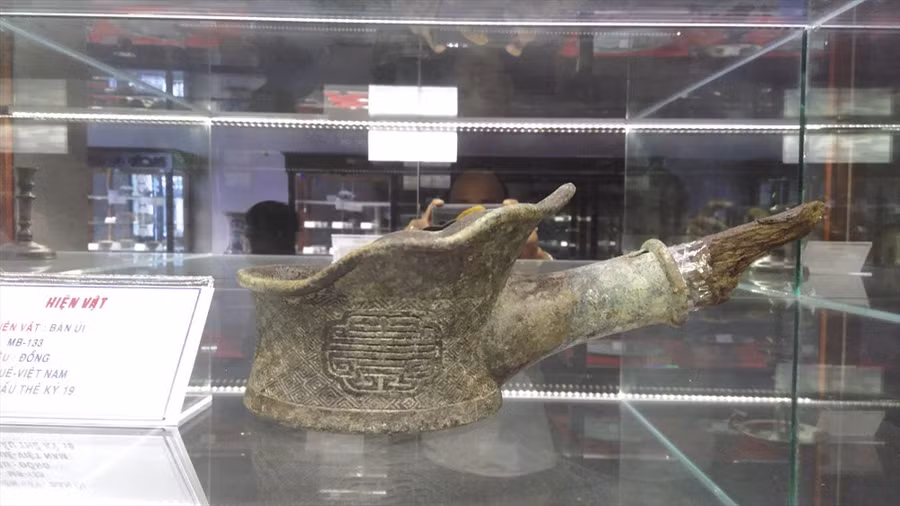 Bàn ủi - một trong những hiện vật liên quan đến bà Châu Thị Vĩnh Tế được trưng bày ở bảo tàng.