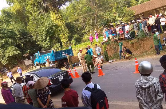  Hiện trường vụ tai nạn khiến nam thanh niên tử vong tại chỗ