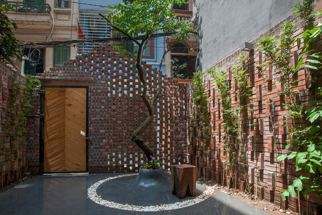 Mặc dù diện tích nhà khá nhỏ nhưng chủ nhà vẫn dành ra khoảng đất rộng khía trước để thiết kế khoảng sân đẹp mắt. Mặc dù diện tích nhà khá nhỏ nhưng chủ nhà vẫn dành ra khoảng đất rộng khía trước để thiết kế khoảng sân đẹp mắt.