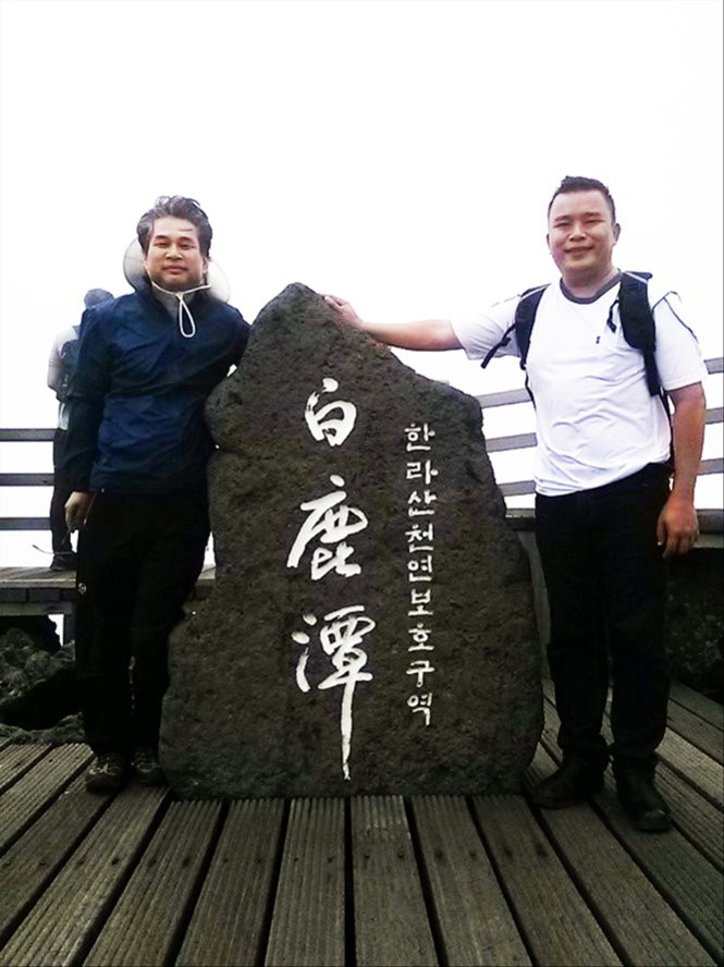 TS Hùng (bên phải) chinh phục đỉnh núi Hallasan 1.950m, cao nhất Hàn Quốc. TS Hùng (bên phải) chinh phục đỉnh núi Hallasan 1.950m, cao nhất Hàn Quốc.