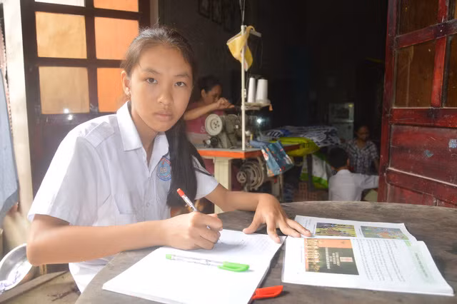 Được chị nhường suất đi học Phúc luôn nổ lực học để không phụ lòng chị và mẹ.