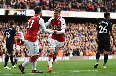 Arsenal có chiến thắng thót tim trước Swansea