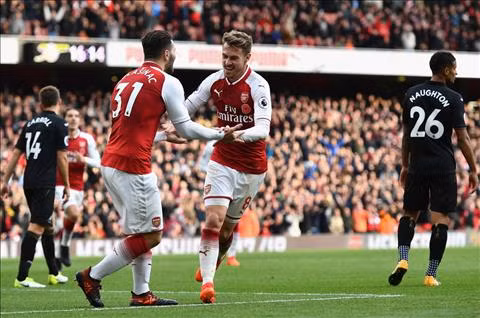 Arsenal có chiến thắng thót tim trước Swansea