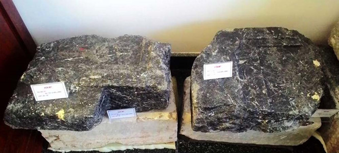 Hai tấm bia cổ bị vỡ để trong lăng Thoại Ngọc Hầu - núi Sam. Hai tấm bia cổ bị vỡ để trong lăng Thoại Ngọc Hầu - núi Sam.