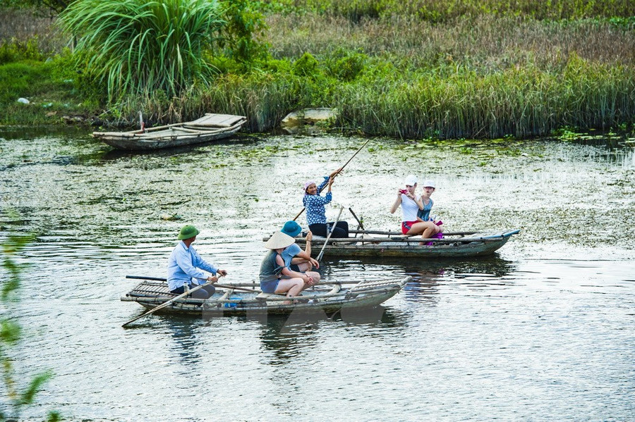 Vân Long và là nơi sở hữu 2 kỷ lục của Trung tâm sách kỷ lục Việt Nam năm 2010