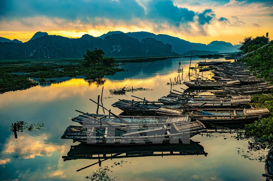  Bình minh ở đầm Vân Long.