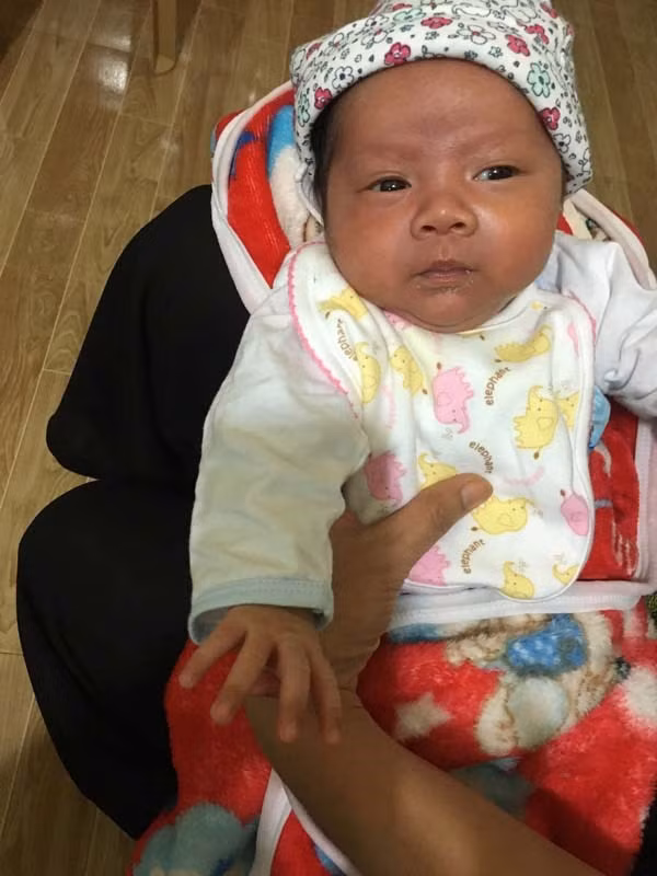 Cháu bé khoảng 20 ngày tuổi.