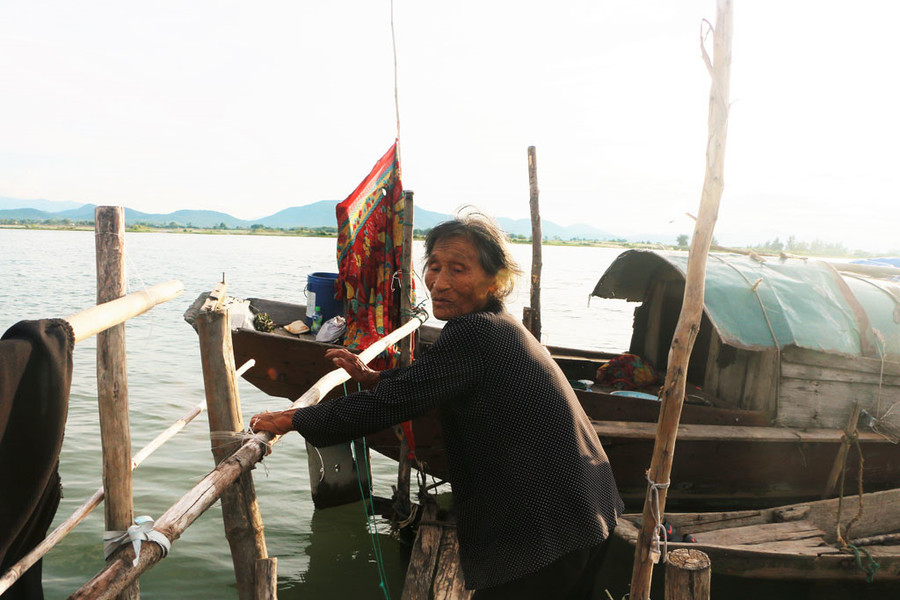 Vợ chồng bà Hoàng Thị Thái sống kiếp vạn đò mấy chục năm nay.