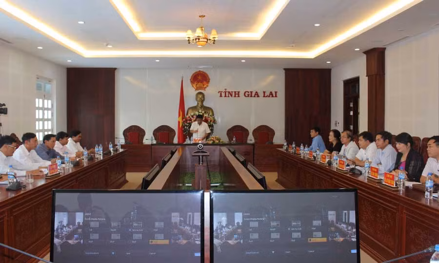  Quang cảnh cuộc họp