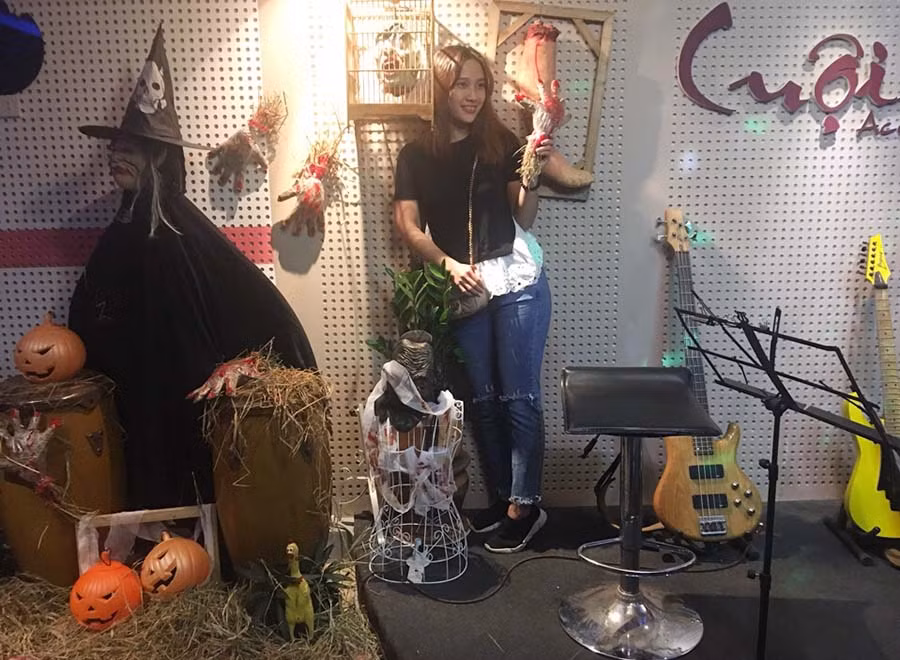 Bạn trẻ tranh thủ “check-in” trong không gian ma quái. Ảnh: Ngọc Thu