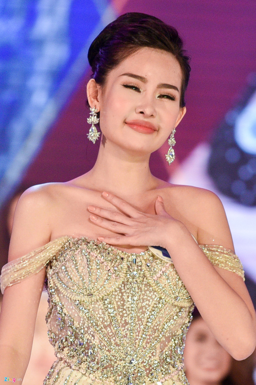 Người đẹp mất gần 3 phút để hoàn thành phần thi ứng xử đầy gượng gạo của mình, với nhiều lần tạm dừng giữa chừng. Người đẹp mất gần 3 phút để hoàn thành phần thi ứng xử đầy gượng gạo của mình, với nhiều lần tạm dừng giữa chừng.