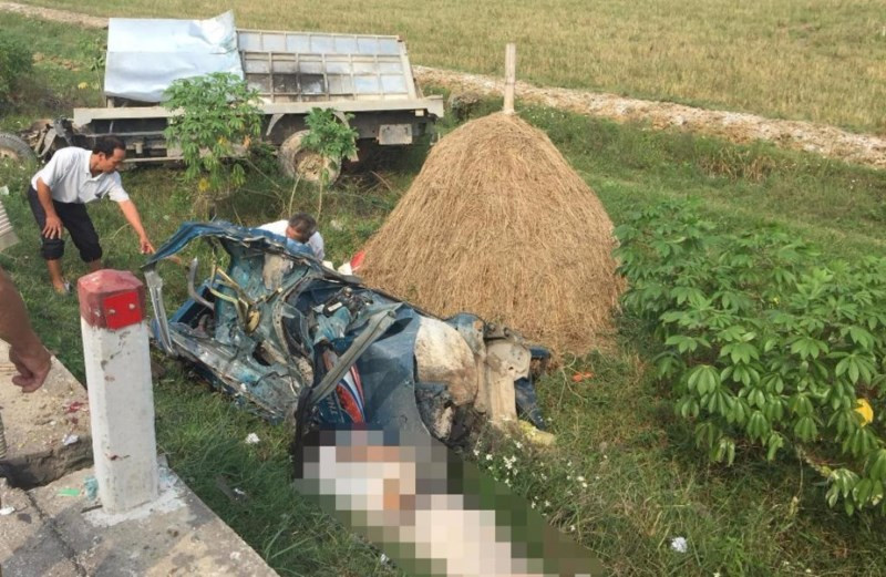 Hiện trường vụ tai nạn, xe tải bị đâm tách ra hai phần.