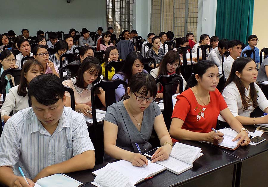 Các đảng viên mới tham gia lớp bồi dưỡng lý luận chính trị. Ảnh: Lương Thanh  Các đảng viên mới tham gia lớp bồi dưỡng lý luận chính trị. Ảnh: Lương Thanh