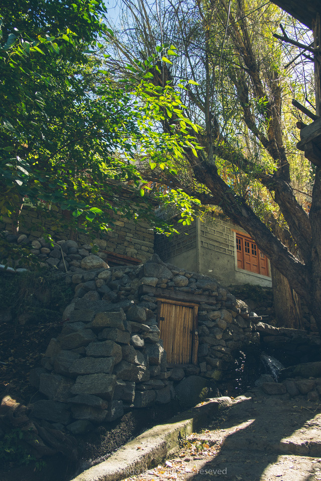 Tận dụng sự mát lạnh của những con suối, người dân Turtuk làm một cái 