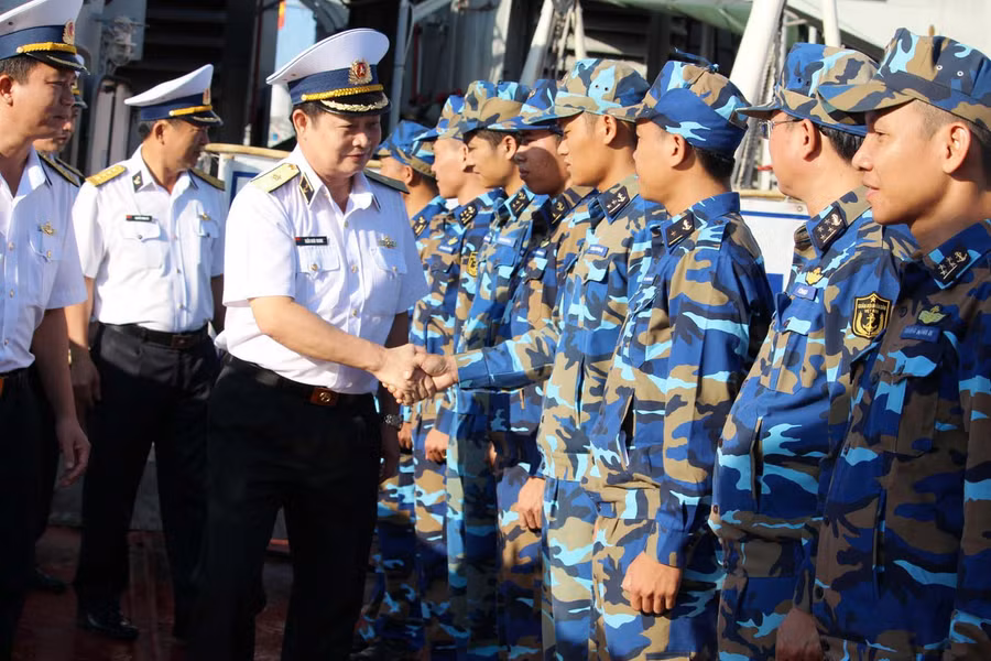 Thiếu tướng Trần Hoài Trung, Chính ủy Quân chủng Hải quân bắt tay thân mật cán bộ chiến sĩ tàu 09. Ảnh: M.T