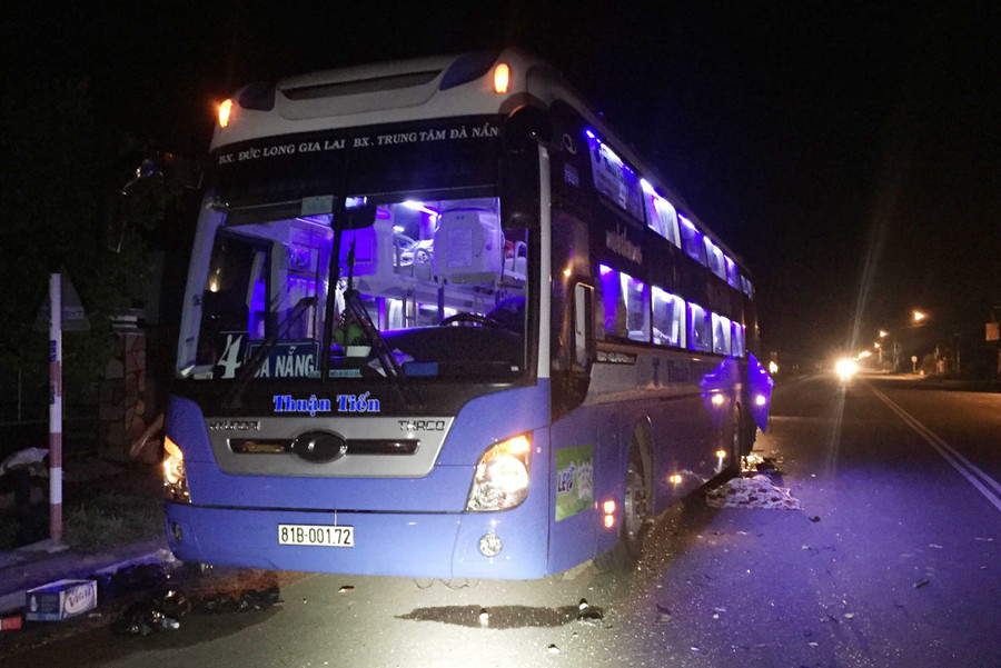 Xe khách tại hiện trường vụ tai nạn. Xe khách tại hiện trường vụ tai nạn.