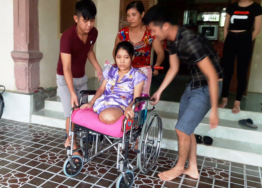 Bây giờ Hoa chỉ nằm một chỗ và làm bạn với chiếc xe lăn.