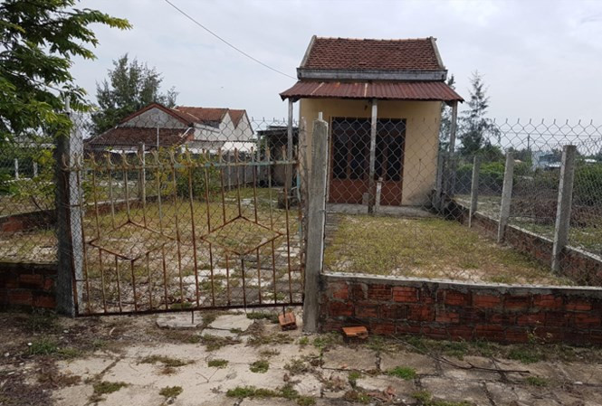 Nhiều ngôi nhà khóa cửa bỏ hoang vì lo sợ ô nhiễm, bệnh tật. Nhiều ngôi nhà khóa cửa bỏ hoang vì lo sợ ô nhiễm, bệnh tật.