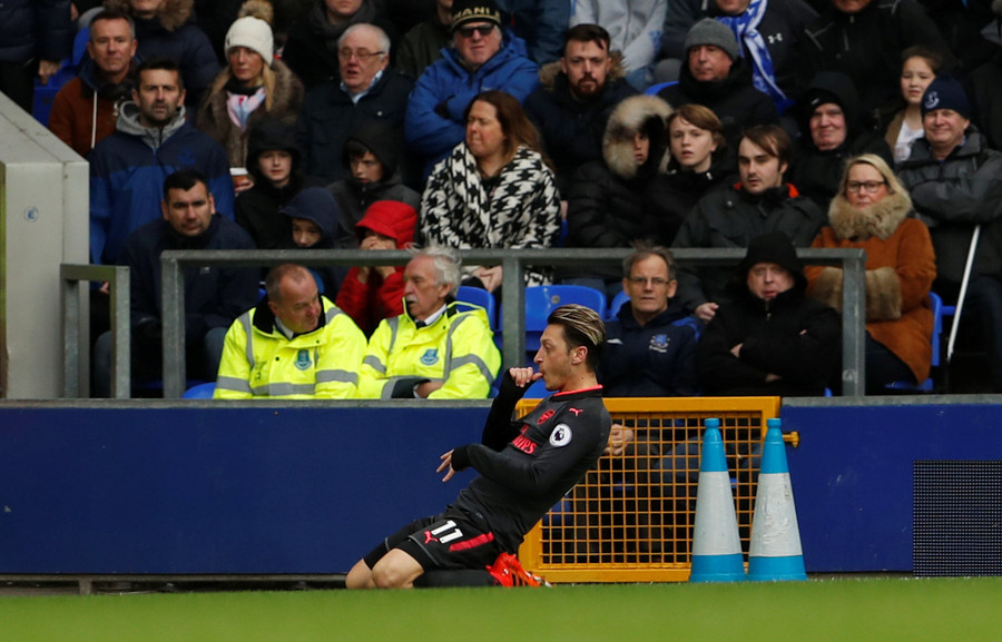 Oezil ăn mừng bàn nâng tỉ số lên 2-1 cho Arsenal. Ảnh: REUTERS Oezil ăn mừng bàn nâng tỉ số lên 2-1 cho Arsenal. Ảnh: REUTERS
