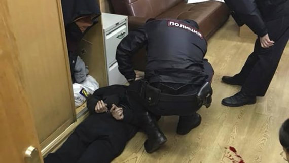 Cảnh sát bắt giữ nghi phạm đâm nhà báo Tatyana Felgenhauer tại Đài Phát thanh Ekho Moskvy ngày 23-10-2017. Ảnh: VITALY RUVINSKY Cảnh sát bắt giữ nghi phạm đâm nhà báo Tatyana Felgenhauer tại Đài Phát thanh Ekho Moskvy ngày 23-10-2017. Ảnh: VITALY RUVINSKY