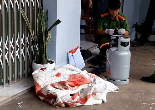 Cường mở nắp bình gas 12 kg dọa cho nổ tung ngôi nhà. Cường mở nắp bình gas 12 kg dọa cho nổ tung ngôi nhà.