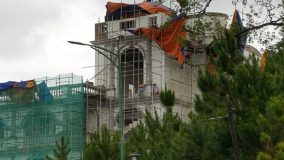  Mặc dù đã bị đình chỉ, nhưng sáng 23-10 tại công trình này vẫn có nhiều công nhân thi công (Ảnh chụp lúc 9 giờ 30 phút sáng ngày 23-10-2017)