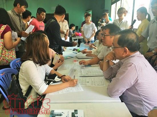 Rút ngắn thời gian cấp phép sử dụng lao động nước ngoài còn 20 ngày nhờ cách khai báo qua mạng điện tử. Rút ngắn thời gian cấp phép sử dụng lao động nước ngoài còn 20 ngày nhờ cách khai báo qua mạng điện tử.