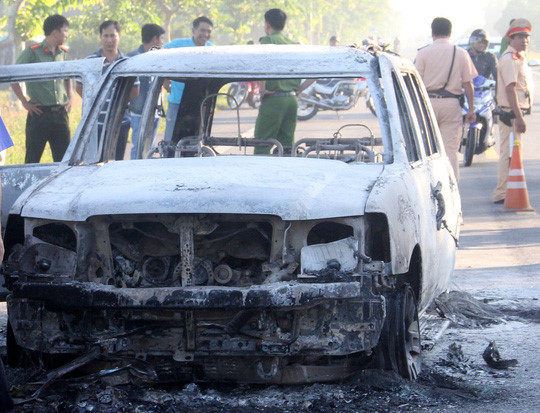 Ô tô 7 chỗ bị cháy trơ khung. Ô tô 7 chỗ bị cháy trơ khung.