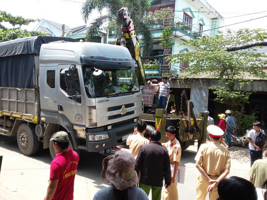 Phải sử dụng xe cẩu mới đưa được thi thể nạn nhân ra ngoài.