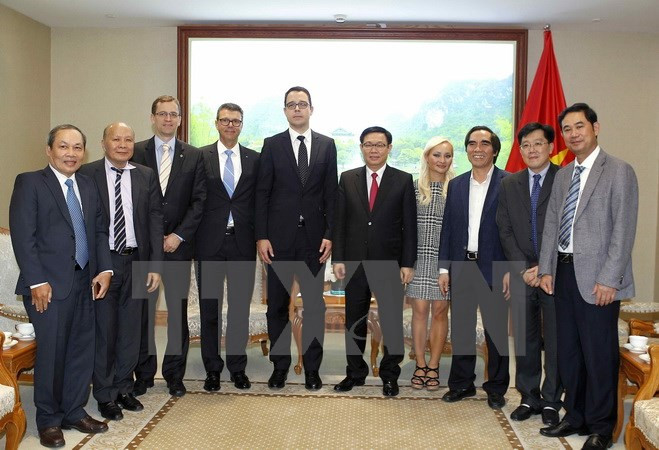 Phó Thủ tướng Vương Đình Huệ và vị khách đến từ Công ty Zurich Airport của Thụy Sỹ.