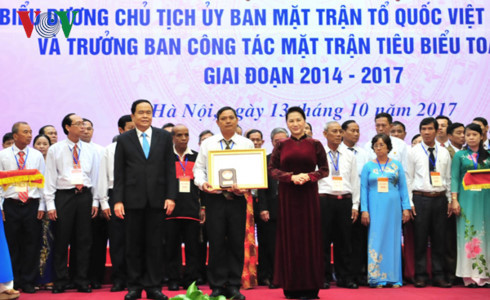 Chủ tịch Quốc hội Nguyễn Thị Kim Ngân trao bằng khen cho Chủ tịch Ủy ban MTTQ Việt Nam cấp xã và Trưởng Ban công tác mặt trận tiêu biểu Toàn quốc giai đoạn 2014-2017.
