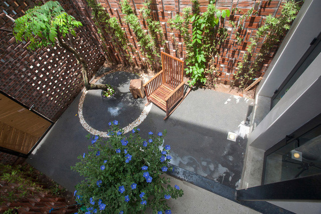 Khoảng sân bố trí những chậu cây rực rỡ, ghế gỗ nên trở nên thơ mộng hơn rất nhiều. Khoảng sân bố trí những chậu cây rực rỡ, ghế gỗ nên trở nên thơ mộng hơn rất nhiều.