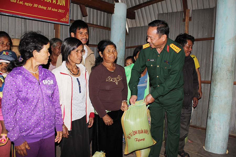 Đại tá Tống Văn Hiểu-Phó Chủ nhiệm Chính trị Quân đoàn 3 tặng quà cho các gia đình chính sách xã Ayun (huyện Mang Yang). Ảnh: Duy Hiển  Đại tá Tống Văn Hiểu-Phó Chủ nhiệm Chính trị Quân đoàn 3 tặng quà cho các gia đình chính sách xã Ayun (huyện Mang Yang). Ảnh: Duy Hiển