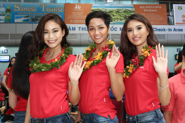 Nhiều thí sinh bày tỏ sự hào hứng khi lần đầu tiên đặt chân đến Nha Trang, số khác lại mong “nhập cuộc” với cuộc thi để được sống và “chiến đấu” trong không khí của Hoa hậu Hoàn vũ Việt Nam... Nhiều thí sinh bày tỏ sự hào hứng khi lần đầu tiên đặt chân đến Nha Trang, số khác lại mong “nhập cuộc” với cuộc thi để được sống và “chiến đấu” trong không khí của Hoa hậu Hoàn vũ Việt Nam...