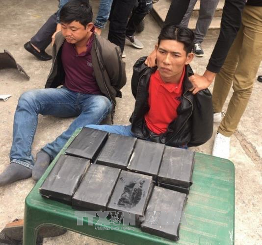 Hai đối tượng Võ Văn Ân, Lê Văn Hùng và tang vật vụ án. Hai đối tượng Võ Văn Ân, Lê Văn Hùng và tang vật vụ án.