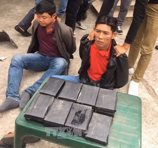 Hai đối tượng Võ Văn Ân, Lê Văn Hùng và tang vật vụ án. Hai đối tượng Võ Văn Ân, Lê Văn Hùng và tang vật vụ án.