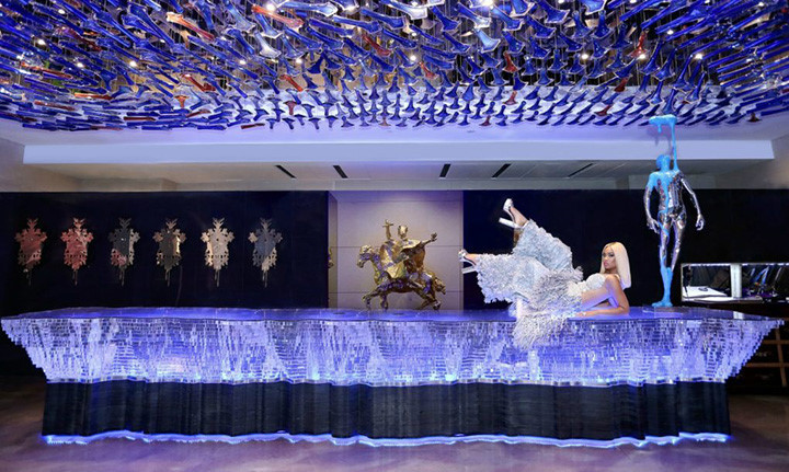 Kim tự tháp độc đáo bằng kim loại cung cấp các phòng đầy phong cách với đồ vệ sinh cá nhân Éclat Essentials độc đáo cùng bộ sưu tập nghệ thuật tuyệt vời bao gồm các tác phẩm của những họa sĩ như Salvador Dali, Andy Warhol và Zeng Fangzhi.