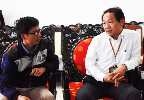 Ông Hiếu trao đổi với P.V.
