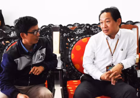 Ông Hiếu trao đổi với P.V.