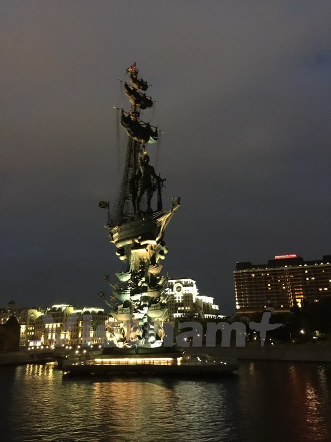 Tượng đài Kỷ niệm 300 năm hạm đội Nga (còn gọi là Tượng đài Peter Đại đế), được dựng để chào mừng kỷ niệm Moskva 850 năm tuổi. Với chiều cao 98 mét, đây là tượng đài cao nhất tại Nga và là một trong những tượng đài cao nhất trên thế giới.