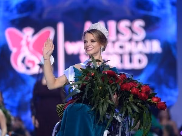 Aleksandra Chichikova đăng quang Miss Wheelchair World.