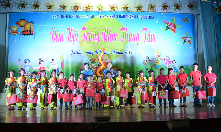 226 suất quà được trao đến các em thiếu nhi nghèo, khó khăn trên địa bàn TP. Pleiku trong Đêm hội trăng Rằm. Ảnh: P.L