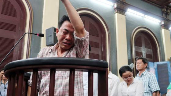 Bị cáo Nguyễn Minh Hùng bật khóc khi nói lời cuối cùng và xin được tại ngoại Bị cáo Nguyễn Minh Hùng bật khóc khi nói lời cuối cùng và xin được tại ngoại