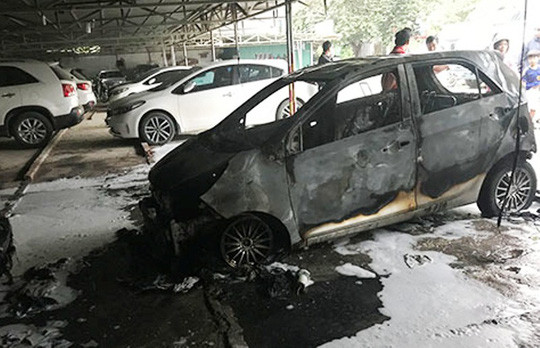 Chiếc ô tô cháy trơ khung trong bãi gửi xe ở Thanh Hóa. Chiếc ô tô cháy trơ khung trong bãi gửi xe ở Thanh Hóa.